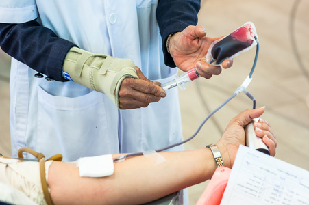 工作人员采取血液样本从献血照片