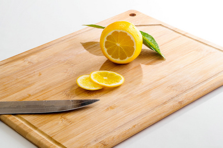 在木板上柠檬切成片