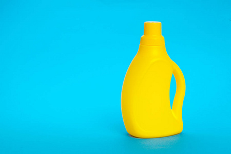 蓝色背景塑料瓶