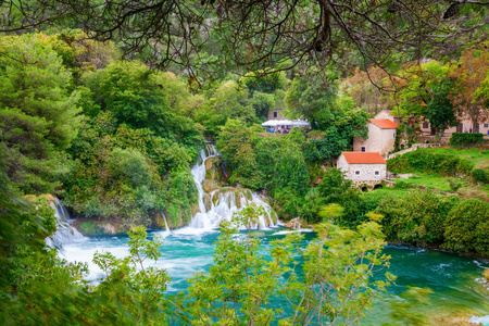 克罗地亚克尔卡国家公园的树木瀑布景观