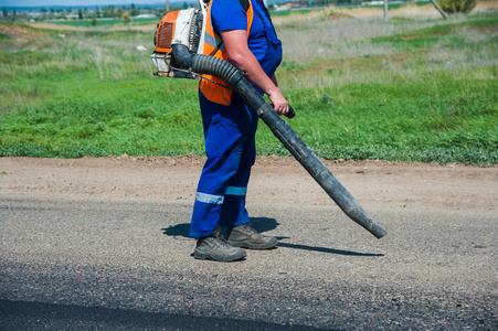 工人在道路施工 工业和团队精神 新沥青