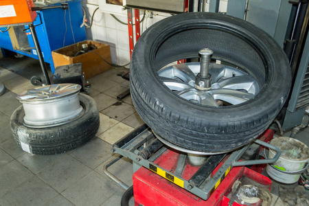 夏季汽车轮胎从磁盘上取下一半, 以便在冬季开始前在车间内的特殊机器上进行轮胎安装和安装, 用于修理车辆