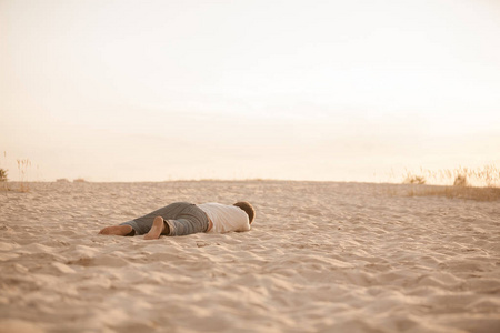 人类沙漠口渴.砂.热.孙. 痛苦.斗争.电阻.危机.干旱照片