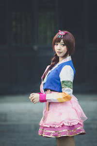 韩国公园韩服装年轻女子的画像和微笑