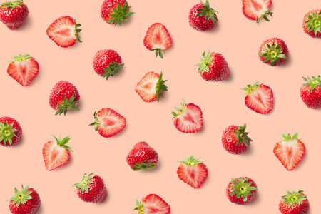 五颜六色的图案的草莓在粉的背景。顶视图