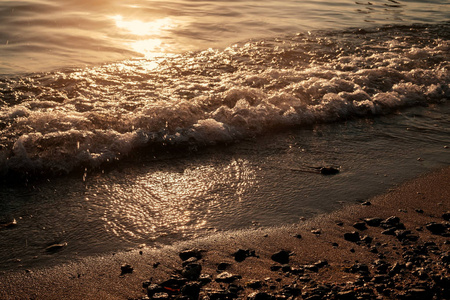 海上日落冲浪打破海岸线上