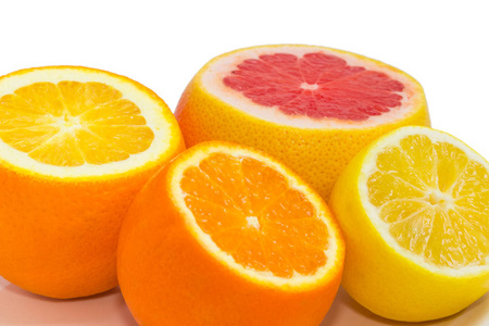 成熟的红葡萄柚, 橙色, 柠檬和柑橘与切关闭顶端特写镜头在白色背景的选择性焦点片段