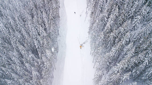 滑雪坡的鸟瞰图滑雪者骑在山上