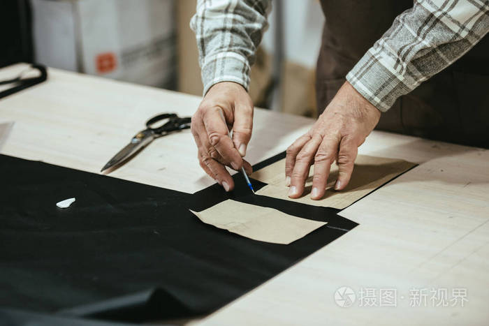 裁剪的男性工匠在工作室的皮革测量图像照片-正版商用图片09uouk-摄图