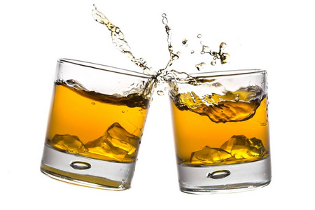 透明玻璃与威士忌隔离白色