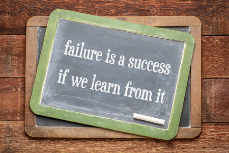 如果我们从中吸取教训, 失败就是成功的--石板上的白色粉笔文字照片
