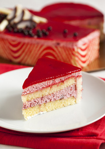 草莓慕斯蛋糕中的一颗心的形状