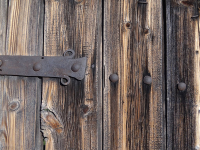 古老的老式木门与锻铁细节