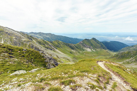 在多云的日子里, Fagaras 的山脉。水流。天空背景。罗马尼亚美女