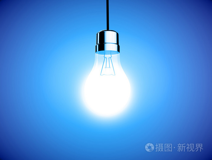 明亮的灯光照耀着蓝色背景的单个灯泡