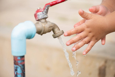 水倒在小女孩的手中。世界水日概念
