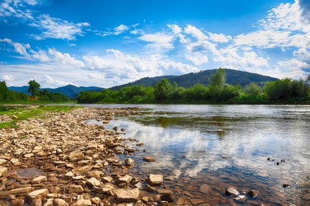 清澈的河流与岩石通向被太阳照亮的山脉.喀尔巴泰地区.乌克兰照片