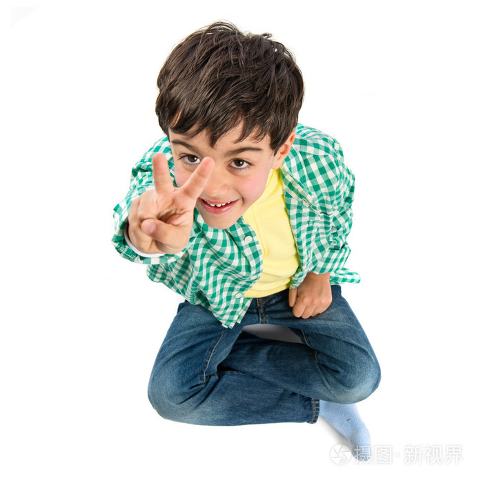 可爱的孩子制作胜利的手势在白色的背景