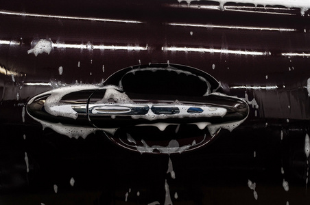 肥皂水对黑色汽车图片
