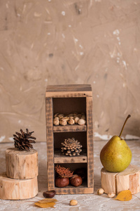 混合坚果 开心果, 杏仁, 榛子, 花生在老式木盒上的仿古木制的背景。顶部视图。生鲜健康食品
