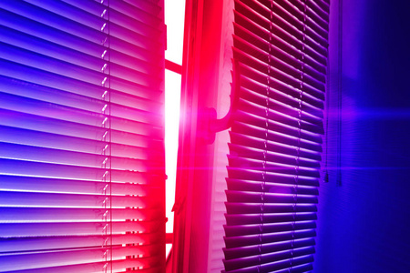 半开窗的背景窗帘, 阳光透过打开的窗户新娘在白天打开窗户宝贝有危险