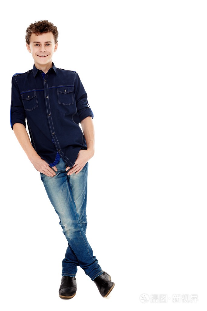 时髦的英俊少年,双手插在口袋里