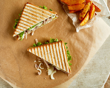 两个烤三明治的高角度看, 用油炸脆薯做背纸