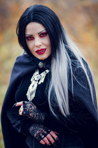 长头发,红眼睛的吸血鬼妇女照片照片