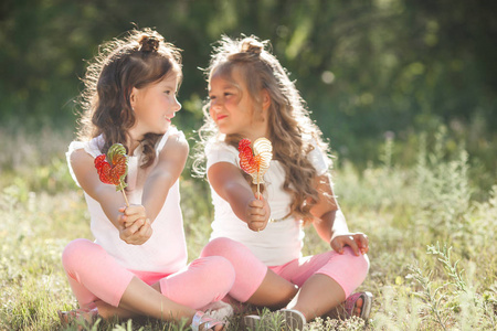开心小女孩朋友可爱的小女孩朋友一起在户外玩得开心照片