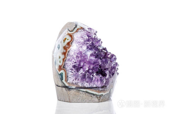 紫水晶晶簇白色背景上的宏观矿物特写