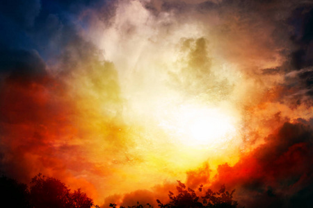 光线在云层中闪耀。抽象大爆炸。从天而降的光。宗教背景。天堂天堂。日落或日出与云, 光线和其他大气影响