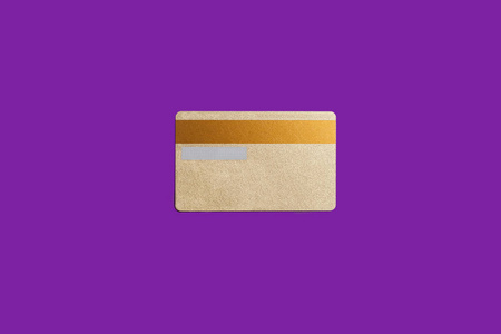 金色信用卡被隔离在紫色背景上