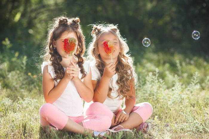 可爱的小女孩朋友一起在户外玩得开心