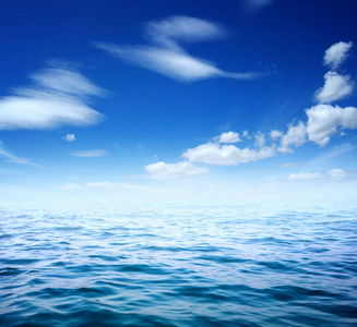 蓝色的大海水面上天空照片