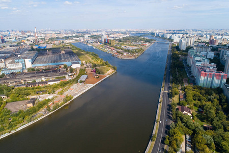 Nagatinskaya 堤在莫斯科的城市。空中摄影