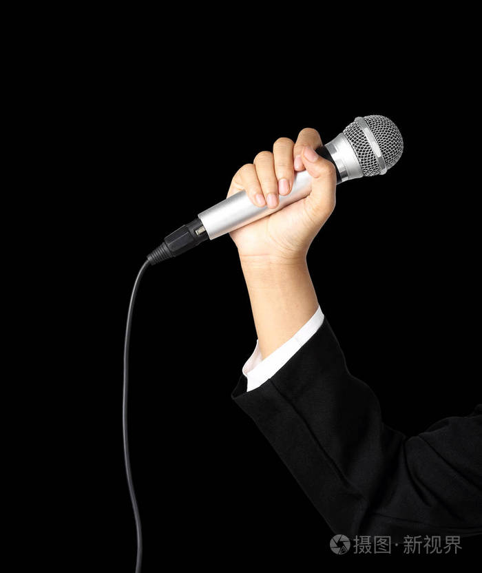 记者手拿着麦克风隔离在黑色背景上裁剪路径