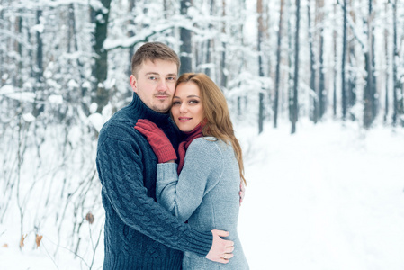 幸福的夫妇在冬季公园的肖像