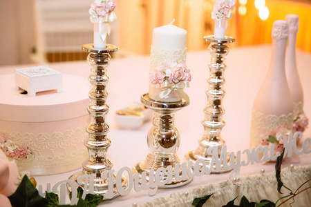 婚礼庆典的概念, 情人的庆典, 装饰, 鲜花, 布料。新婚夫妇的餐桌上装饰着鲜花蜡烛和布料。