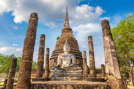 泰国素可泰历史公园里的寺寺在夏天的一天