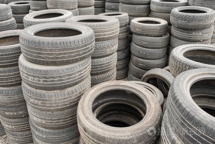 一堆旧汽车轮胎在地上