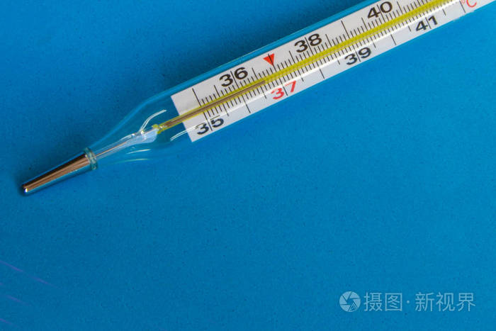 在蓝色背景的医疗温度计适应症366