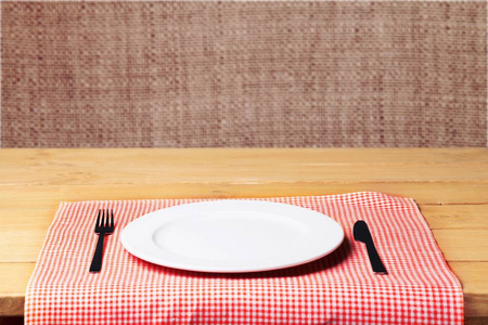 餐巾叉子和小刀上的白色盘子