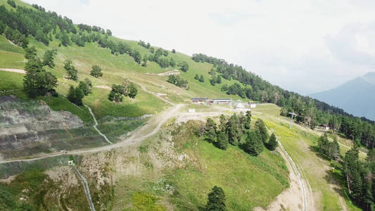 从山顶观看高山。群山覆盖着森林。群山覆盖着针叶林和空地。