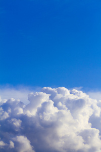 下雨前的蓝色天空中的云彩图片