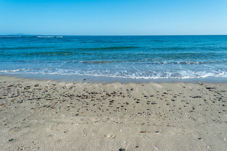 夏日阳光明媚的海滩上海水泡沫