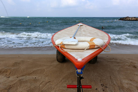 在以色列北部地中海沿岸的运动皮划艇
