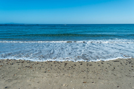 夏日阳光明媚的海滩上海水泡沫