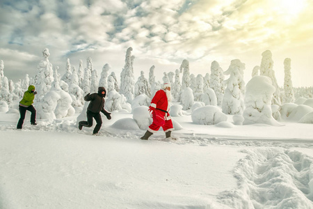 带着包的圣诞老人离人而去。壮丽的白雪覆盖的风景