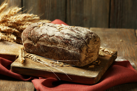 可口的面包上木制背景表格