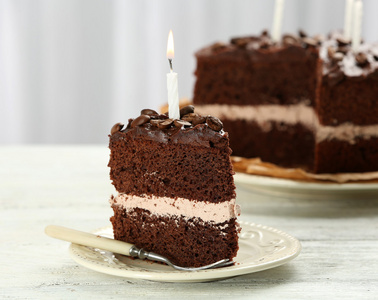 美味的巧克力蛋糕上浅色背景表格